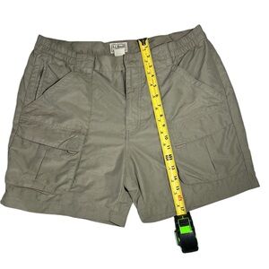 L.L. Bean  Men’s short Olive Green Cargo Shorts Size M Reg. (07)